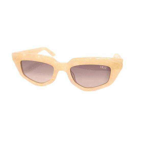 Dezi ON READ Sunglasses - Picture 4 of 8